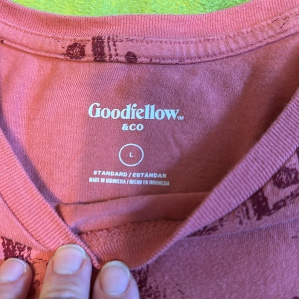 Men’s Goodfellow Cactus T-shirt Sz Large EUC Two different shades of Red